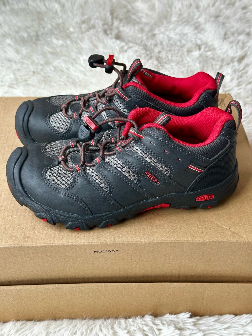 KEEN Koven Low Boys Hiking Shoes Black Red Trail Outdoor Sneakers Kids Size 2